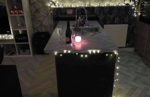 Doncaster Apartment | Pet Friendly 2-Bed Apt, Sleeps 3 with Parking