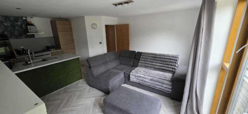 Doncaster Apartment | Pet Friendly 2-Bed Apt Sleeps 3 with Parking