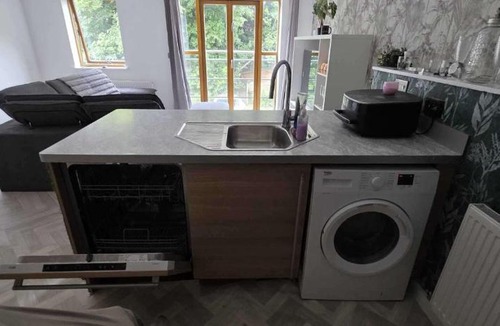Doncaster Apartment | Pet Friendly 2-Bed Apt Sleeps 3 with Parking