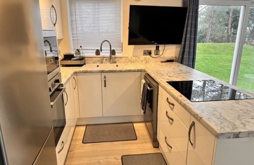 Harlech Apartment | Pet friendly 3 bed retreat for beach, castle & gol