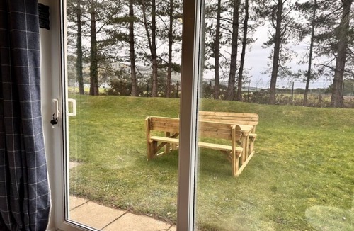Harlech Apartment | Pet friendly 3 bed retreat for beach, castle & gol