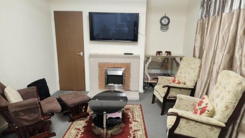 Farcet House | Peterborough Nice House with garden free parking