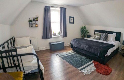Grangetown Apartment | Phenix Central - Huge 3 Bed, Super Equipped Apartment.