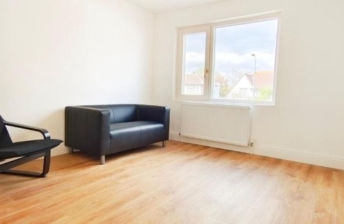 Carshalton Central Apartment | Phlox Garden