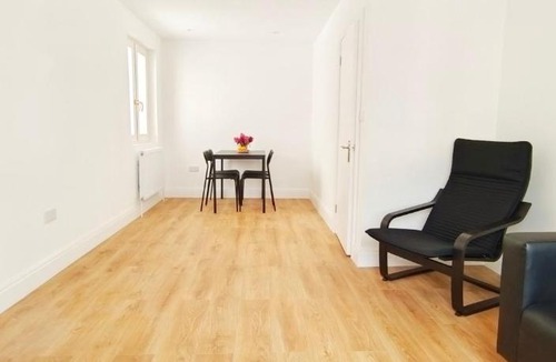 Carshalton Central Apartment | Phlox Garden
