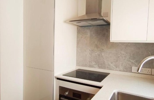 Carshalton Central Apartment | Phlox Garden