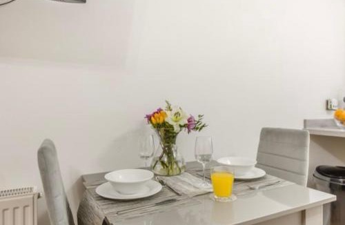 Wiseman's Bridge Apartment | Pinecroft