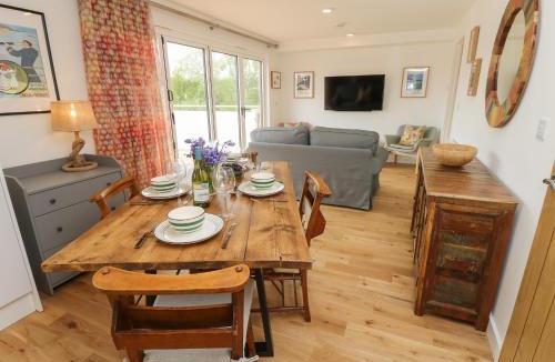 Nettlestone House | Pinot