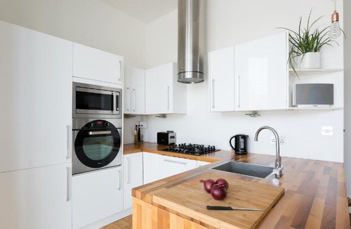 Bromley North Apartment | Plum Guide - Bow Belle