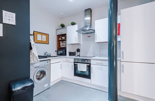 Chinatown Apartment | Pool Table, Stunning 2Bed Apt, Central Location