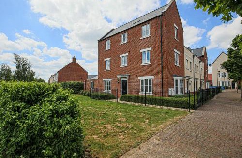 Bicester House | Premium 4 large double bed townhouse in Bicester, next to Bicester Village