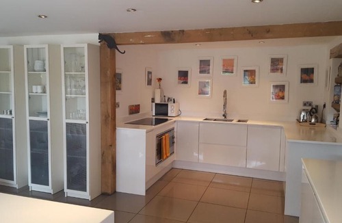 Haslemere House | PRESTWICK OAK - 5 Bed Ensuite - Sleeps 14 - House with 3 Studios