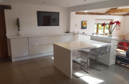 Haslemere House | PRESTWICK OAK - 5 Bed Ensuite - Sleeps 14 - House with 3 Studios