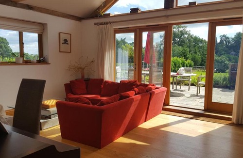 Haslemere House | PRESTWICK OAK - 5 Bed Ensuite - Sleeps 14 - House with 3 Studios
