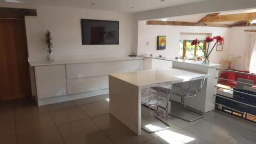 Haslemere House | Prestwick Oak Sleeps 8 Main House with Separate Oak Framed Barn Studio Rural