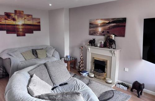 Wigan House | Private Double Bed, Bathroom, Hydro Pool - Part private shared home