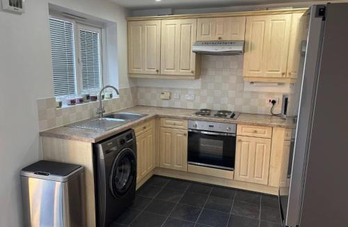 Wigan House | Private Double Bed, Bathroom, Hydro Pool - Part private shared home