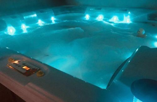 Wigan House | Private Double Bed, Bathroom, Hydro Pool - Part private shared home