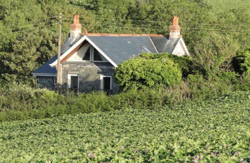 Mabe House | Private Double Room and Ensuite in Historic Cornish Cottage