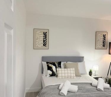 Luton House | Private double room, in centre near mall and Uni