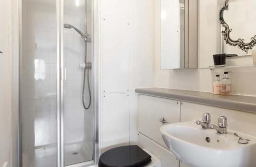 De Beauvoir Apartment | Private Double Room in Hackney Near Regents Canal