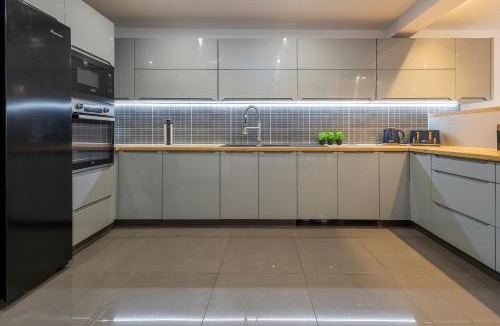 Bournemouth House | Private Luxe Bournemouth 5BR-7 Beds-3 Bath-Garden-Parking