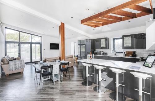 Radbourne House | PRIVATE LUXURY BARN IN ITS OWN 0.75ACRES