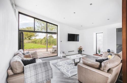 Radbourne House | PRIVATE LUXURY BARN IN ITS OWN 0.75ACRES