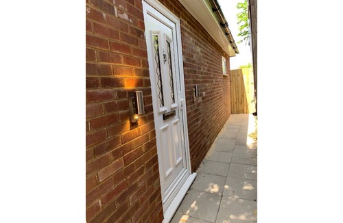 Whitton Apartment | Private modern studio in Whitton Gardens