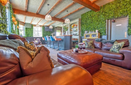 Coelbren House | Private Pub-Group Stays Brecon Beacons Alderfalls