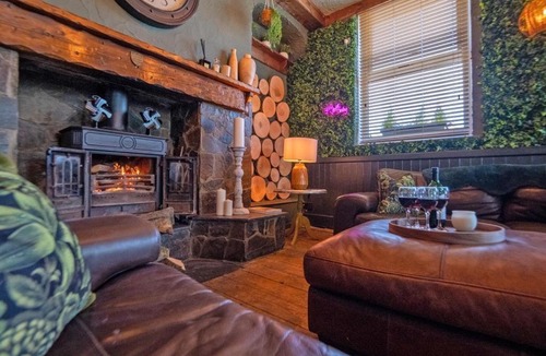 Coelbren House | Private Pub-Group Stays Brecon Beacons Alderfalls