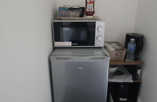 Erdington House | Private Room Sleeps 2 with Ensuite & Parking