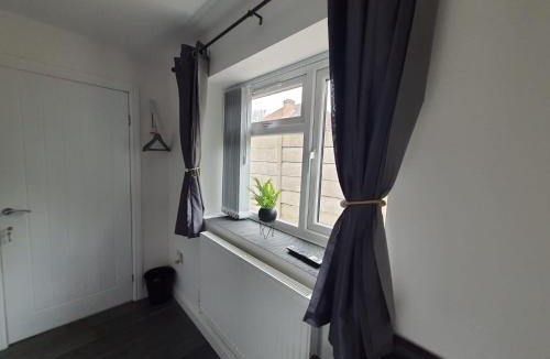 Erdington House | Private Room Sleeps 2 with Ensuite & Parking