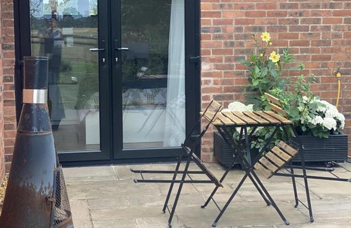 Alvechurch Apartment | Private Room - Sleeps 2 - Private Entry - Parking