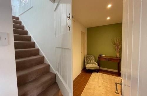 Grimley Apartment | Private Self Contained Annexe Room with en-suite - Dogs welcome