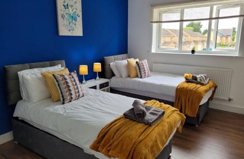 Peterborough Apartment | Private Spacious 2 Bedroom, 2 Bathroom & 2 Parking by Srk Accommodation
