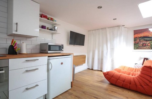Tottenham Green Apartment | Private studio flat close to Seven sisters station