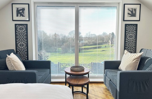 Burton Latimer Apartment | Private Studio with parking near A14