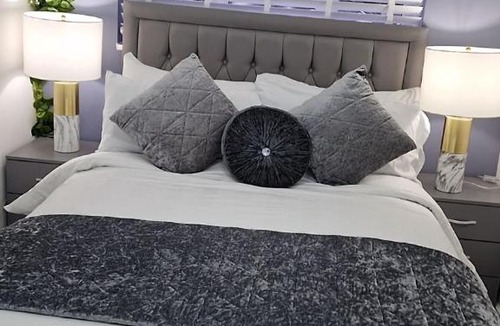 Grays Apartment | PrivateHaven for Contractors and Couples, privateParking andGarden