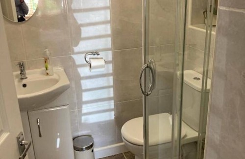 Warwick House | Professional Bed & Breakfast en-suite double rooms £80 per night per room.