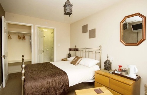 Warwick House | Professional Bed & Breakfast en-suite double rooms £80 per night per room.