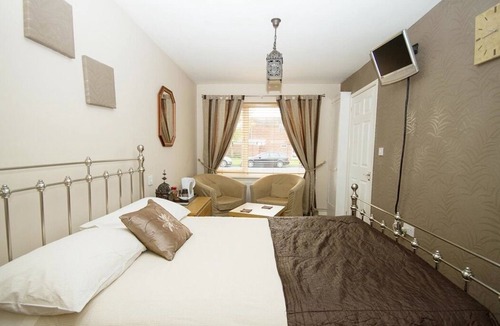 Warwick House | Professional Bed & Breakfast en-suite double rooms £80 per night per room.