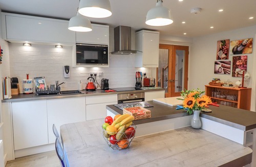 Bowness-on-Windermere House | QUARRY END, with a garden in Bowness-On-Windermere