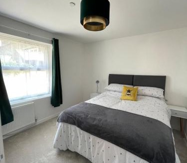 Hereford House | Quiet and Central, Modern Bungalow