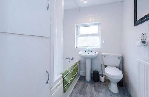 Latchford Apartment | Quiet and Comfortable Home