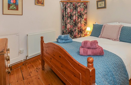 Templecombe Cottage | QUIET CORNER COTTAGE, family friendly, with open fire in Henstridge