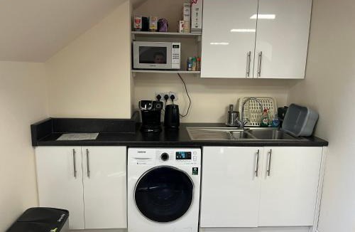 Bramcote Apartment | Quiet studio flat near University & QMC, King size bed