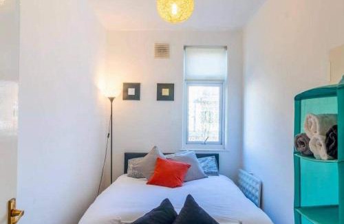 Rayleigh Apartment | Rayleigh Retreat-Spacious Family 3 Bed Apartment