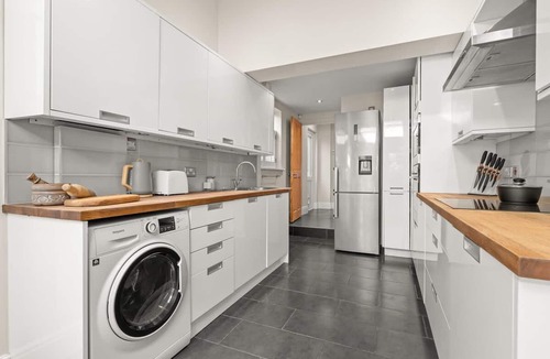 Reading City Centre House | Reading Station - Modern Home w Garden Sleeps 6