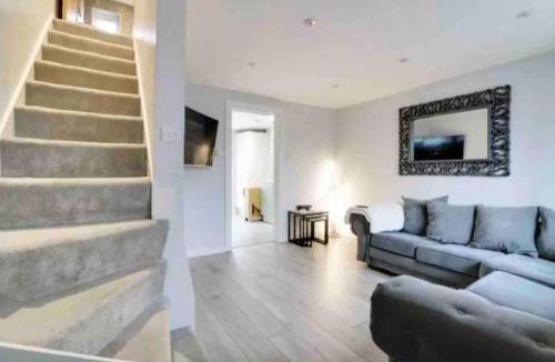 Hatfield House | Recently renovated,modern house. train station